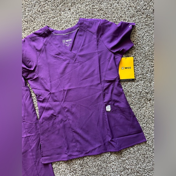 Wonder wink. Womens scrub set. Various sizes. - Picture 4 of 9